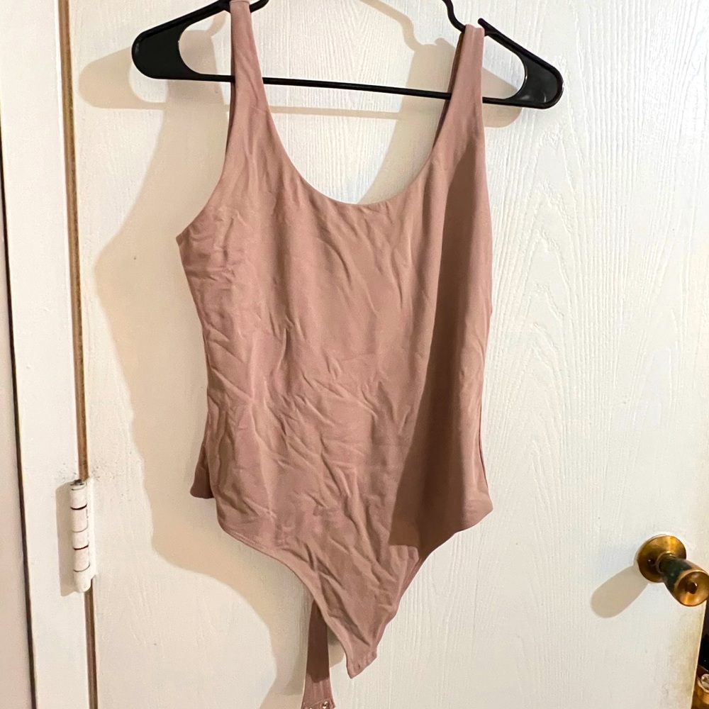Aritzia babaton CONTOUR SCOOPNECK BODYSUIT in color warm taupe size L brand new